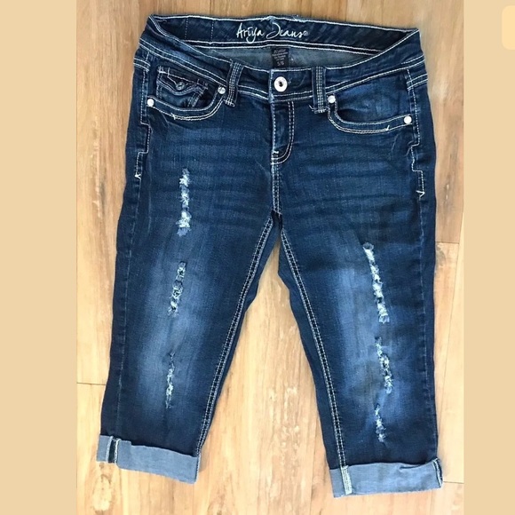 destroyed capri jeans